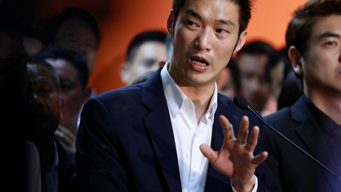 Partiet Fremad Mod Fremtiden, som ledes af den karismatiske milliardær Thanathorn Juangroongruangkit, har etableret sig som en markant kritiker og modstander af Thailands regering. Thailands forfatningsdomstol opløste fredag det nye oppositionsparti, hvis leder her taler til  partifælkler.  (Arkivfoto)