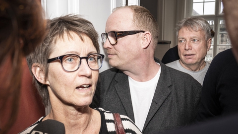 Krisen kradser i Alternativet i disse dage efter anklger mod leder Josephine Fock. Her ses folketingsmedlemmerne Susanne Zimmer, Rasmus Nordqvist og Uffe Elbæk tidligere på ugen efter et gruppemøde, hvor Fock-sagen var et emne.