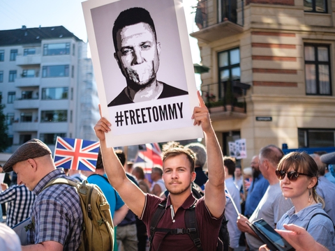Tommy Robinson er en omdiskuteret mand, der også flere gange har været fængslet. Her ses en demonstration i sympati med ham ude foran den britiske ambassade i København. (Foto: Kristoffer Trolle/Flickr)