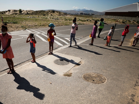 Nedlukning af skoler og påbud om at undgå fysisk kontakt udløser angstfølelser hos mange børn. Det fremgår af en ny rapport fra Red Barnet. Arkivfoto er fra Sydafrika, hvor børn står i kø til et måltid mad.