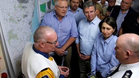 Australiens premierminister, Scott Morrison (til venstre), ses her under orientering fra brandvæsenet i delstaten New South Wales i begyndelsen af november, hvor de voldsomme brande i landet for alvor begyndte at tage til.