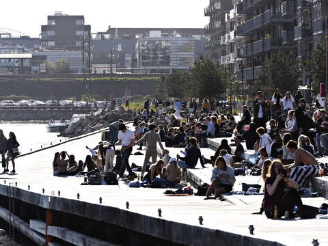 Københavnere nyder det varme forårsvejr trods covid-19 på Sandkaj i Nordhavnen i København fredag den 24. april 2020. (Foto: Philip Davali/Ritzau Scanpix)