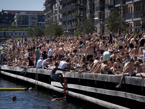 Bade- og solgæster nyder sommervejret ved Nordhavn mandag 1. juni.