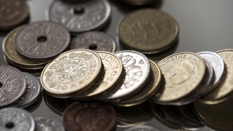 I forbindelse med overgangen til en ny feriemodel i Danmark har danskerne fået indefrosset fem ugers optjente feriepenge. Dele udbetales dog nu for at sætte gang i økonomien. (Arkivfoto)