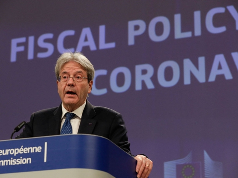 - Det er klart, at finansiel støtte vil blive nødvendig i 2022. Det er bedre at være på den sikre side ved at gøre lidt for meget end for lidt, siger EU's økonomikommissær, Paolo Gentiloni, i en skriftlig meddelelse.