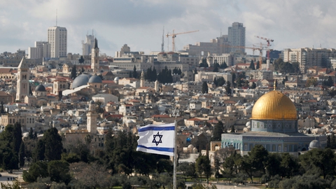 Det israelske flag med den gamle del af Jerusalem, Israels hovedstad, i baggrunden. Det er her, Islamisk Stat fremover vil gå efter at begå terrorangreb. (Foto: Ammar Awad/Reuters/Ritzau Scanpix)