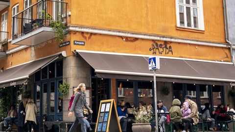 Mange danskere holder ferie i Danmark på grund af coronakrisen, og lægger dermed flere penge hos danske restauranter og butikker. (Arkivfoto)
