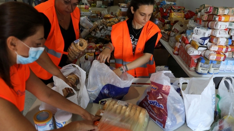 Frivillige i Beirut er fredag i gang med at sortere førdevarer, som er doneret for at støttte de tusinder, der har mistet deres hjem og livsgrundlag ved tirsdags enorme eksplosion i den libanesiske hovedstad. Det ødelagde landets eneste kornsilo, og det truer landets brødforsyning.
