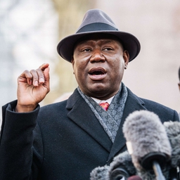 Advokat Ben Crump udtalte sig til pressen, inden retssagen mod den fyrede politibetjent Derek Chauvin gik i gang mandag.