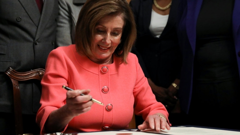 Nancy Pelosi, der er formand for Repræsentanternes Hus, underskriver dokumenterne med anklagepunkterne mod præsident Donald Trump. Det skete sent onsdag aften dansk tid. Derefter blev dokumenterne sendt over til Senatet. De 100 senatorer fungerer som nævninge i rigsretssagen, som ventes at blive indledt på tirsdag.