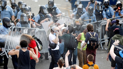 Voldelige protester er brudt ud i gaderne i den amerikanske by Minneapolis onsdag.