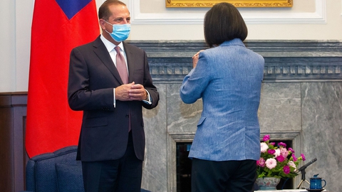  Taiwans President Tsai Ing-wen (R) gestures to US Secretary of Health and Human Services Alex Azar during his visit to the Presidential Office in Taipei on August 10, 2020. (Foto: Pei Chen/AFP/Ritzau Scanpix)