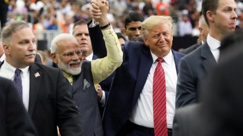 Donald Trump (th) deltog i september sidste år, da Indiens premierminister, Narendra Modi (tv), i Houston talte for amerikanere med indisk baggrund. Den 24. og 25. februar besøger Trump og førstedame Melania for første gang Indien.