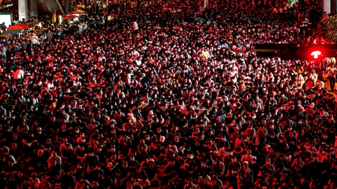 Pro-demokratiske demonstranter er forsamlet i titusindvis i Bangkok i protest over den thailandske regerings forsamlingsforbud, der er blevet indført som et forsøg på at kvæle protester i landet.