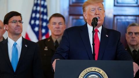 Præsident Donald Trump har begrundet USA's likvidering af den iranske topofficer Qassem Soleimani med, at Soleimani og det iranske regime planlagede at gennemføre angreb mod fire amerikanske ambassader. Men USA's  forsvarsminister, Mark Esper (tv), siger, at han ikke har set beviser på det.