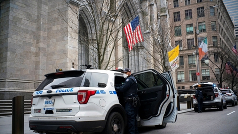 Politi i New York holder vagt foran St. Patrick Cathedral, der i lighed med mange andre kirker i USA er lukket for påskegudstjeneste palmesøndag på grund af coronaudbruddet.