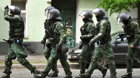 Løbende tysk politi på gaden i Berlin. (Foto: Jay P. Lee/Flickr)