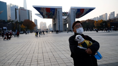 En sydkoreansk mand sammen med sin hund i hovedstaden Seoul. (Arkivfoto)