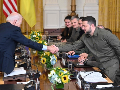 USA's præsident, Joe Biden, trykker hånd med den ukrainske præsident, Volodymyr Zelenskyj, under et møde i Det Hvide Hus torsdag.