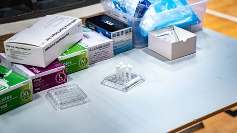 En lyntest er en antigentest, og man bliver podet via næsen. Svaret på prøven kommer inden for 15-30 minutter, men de bliver vurderet mindre sikre end en pcr-test, som bruges i det offentlige. (Arkivfoto)