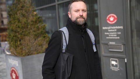 Senioranklager Søren Harbo argumenterede i Retten på Frederiksberg fredag for, at varetægtsfængslingen af tre mænd, der er sigtet for trusler mod statsministeren, skulle have fængsling forlænget.