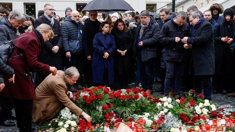 Ansatte på Karls universitet i Prag viser deres respekt for de døde efter torsdagens masseskyderi på det berømte universitet. 24-årig medstuderende stod bag massakre.