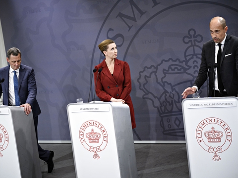Statsminister Mette Frederiksen (S) justitsminister Nick Hækkerup (S) og sundheds- og ældreminister Magnus Heunicke (S) under pressemøde i Spejlsalen i Statsministeriet om COVID-19 tirsdag den 12. maj 2020. (Foto: Philip Davali/Ritzau Scanpix)