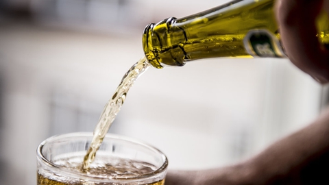 De ældste skolebørn i Danmark drikker mere og er oftere fulde end deres jævnaldrende i Europa. (Arkivfoto).