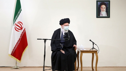 Ayatollah Ali Khamenei vil have USA til at ophæve sanktioner først - dernæst vil Iran følge atomaftalen, siger han. (Arkivfoto)