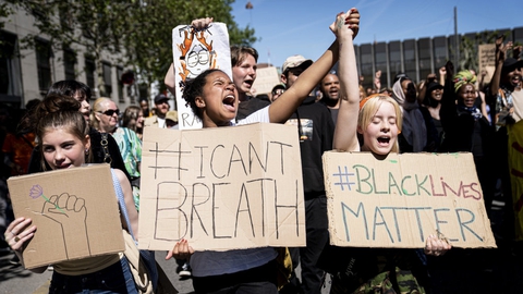 Ordene "I can't breathe" er blevet et slags slogan for protesterne mod racisme og politivold. Det var de ord, som 46-årige George Floyd gentog under en anholdelse mandag i sidste uge, som endte med at koste ham livet. Han døde, efter at en hvid politibetjent havde presset sit knæ mod mandens hals i flere minutter. (Arkivfoto)
