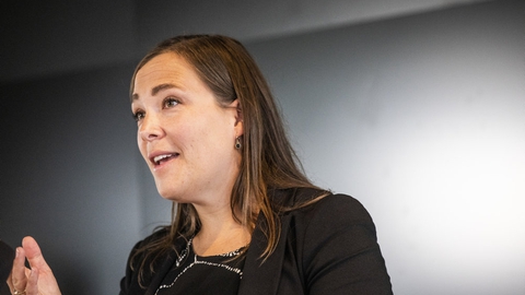 Social- og indenrigsminister Astrid Krag (S) er "meget enig" med Mette Frederiksen i forhold til ambition om flere adoptioner og tidligere anbringelser.