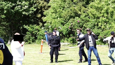 En mand blev ramt af politiets skud, da han under en Stram Kurs-demonstration i Gelleupparken i Aarhus truede med en kniv.