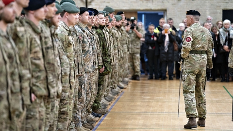 Chefen for Hæren, generalmajor Michael Anker Lollesgaard inspicerer paraden da soldater fra Aalborg Kaserner var samlet til afskedsparade, tirsdag den 14. januar 2020.De 80 soldater er en del af det kommende hold 11 til Operation Inherent Resolve (OIR) i Irak. Siden 2014 har danske soldater trænet mere end 19.000 politifolk og soldater i Irak. (Foto: Henning Bagger/Ritzau Scanpix)