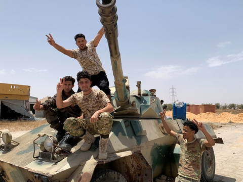 En gruppe soldaer fra Libyens internationalt anerkendte regering fejrer i sidste uge en sejr over oprørsstyrker i sidste uge i hovedstaden Tripoli.
