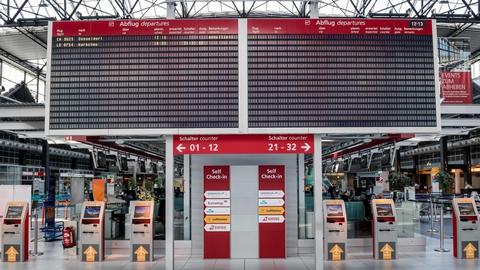 Coronaudbruddet og den efterfølgende nedlukning over store dele af verden har ført til en recession, siger IMF. Her er det en stort set tom afgangsskærm i lufthavnen i Dresden i det østlige Tyskland, hvor flyene - ligesom i det meste af den øvrige verden - holder stille på landjorden