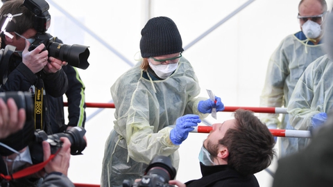 Borger i München, Tyskland, bliver testet for coronavirus. Herhjemme er i alt 13.988 personer blevet testet.
