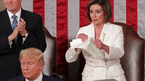Flere gange under Trumps tale smilede Pelosi af præsidentens pointer. Da den var ovre, rev hun en kopi af talen i stykker.
