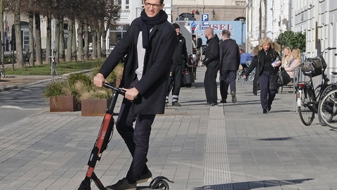 Kristian Yde Agerbo, head of public policy & market development i det svenske elløbehjulsfirma Voi, kører på elløbehjul i København. (Foto: Johan Wessman/News Øresund)