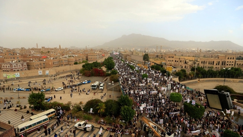 Tilhængere af Yemens houthi-oprørere gik i weekenden gennem hovedstaden Sanaa for at protestere mod en blokade indført mod landet af Saudi-Arabien og dets allierede. Houthi-oprørene støttes af Iran.