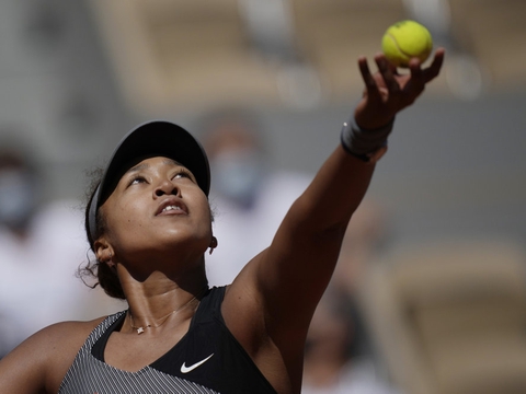 Osaka server under sin førsterundekamp ved French Open, som endte med japansk sejr.