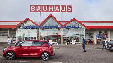 På grund af butikkernes størrelse har Bauhaus - modsat konkurrenterne - måttet åbne med tidsbestilling for kunderne.