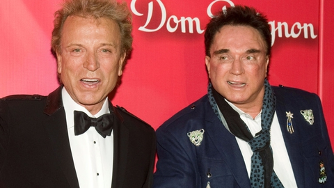 Siegfried Fischbacher (t.v.) sammen med Roy Horn (t.h.) ved en fest i MGM Grand Garden Arena i Las Vegas i 2012. Roy Horn døde i maj 2020 efter at være blevet smittet med coronavirus. Nu er Siegfried død efter længere tids kræftsygdom.