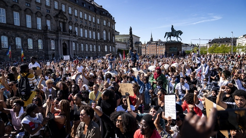 Black Lives Matter har søndag for anden weekend i træk arrangeret demonstration i København mod racisme. Ifølge virolog er smittetalene i Danmark nu så lave, at der ikke er grund til at blive væk fra demonstrationer. (Arkivfoto).