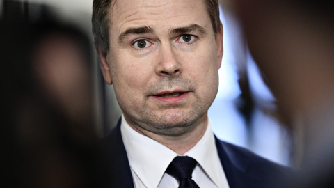 - Den står til at stoppe i sommerferien, og det er måske ikke det mest hensigtsmæssige tidspunkt at lade den slutte på, siger finansminister Nicolai Wammen (S) om ordningen for lønkompensation.