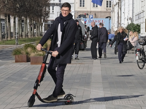 Kristian Yde Agerbo, head of public policy & market development i det svenske elløbehjulsfirma Voi, kører på elløbehjul i København. (Foto: Johan Wessman/News Øresund)