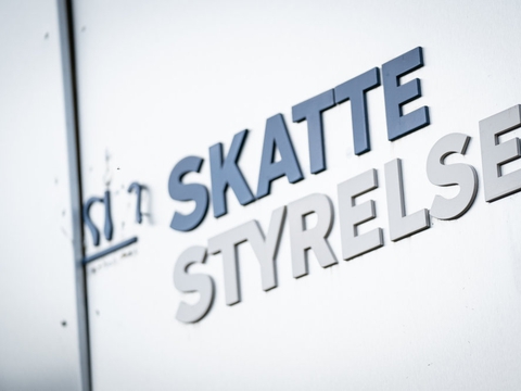 Skattestyrelsen begynder fredag at udbetale penge til borgere, der sidste år betalte for meget i skat. (Arkivfoto)