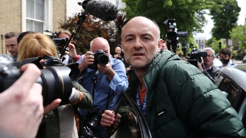 Der var stort presseopbud, da Dominic Cummings søndag forlod sit hus i London. Han ankom søndag eftermiddag til Downing Street.