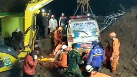 Redningsarbejdere frigør en ambulance, efter at den blev begravet i forbindelse med et jordskred i distriktet Sumedang på den vestlige del af øen Java i Indonesien.