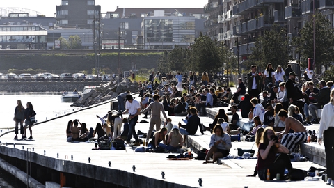 Københavnere nyder det varme forårsvejr trods covid-19 på Sandkaj i Nordhavnen i København fredag den 24. april 2020. (Foto: Philip Davali/Ritzau Scanpix)