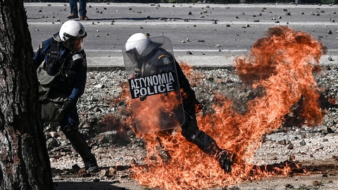 Hundredvis af indbyggere på den græske Lesbos var onsdag i kamp med politi i opgør om ny lejr til asylsøgere på øen. Politi blev mødt med sten og svarede igen med tåregas, chokgranater og gummikugler. Mange blev kvæstet. (Foto: Aris Messinis/AFP/Ritzau Scanpix)